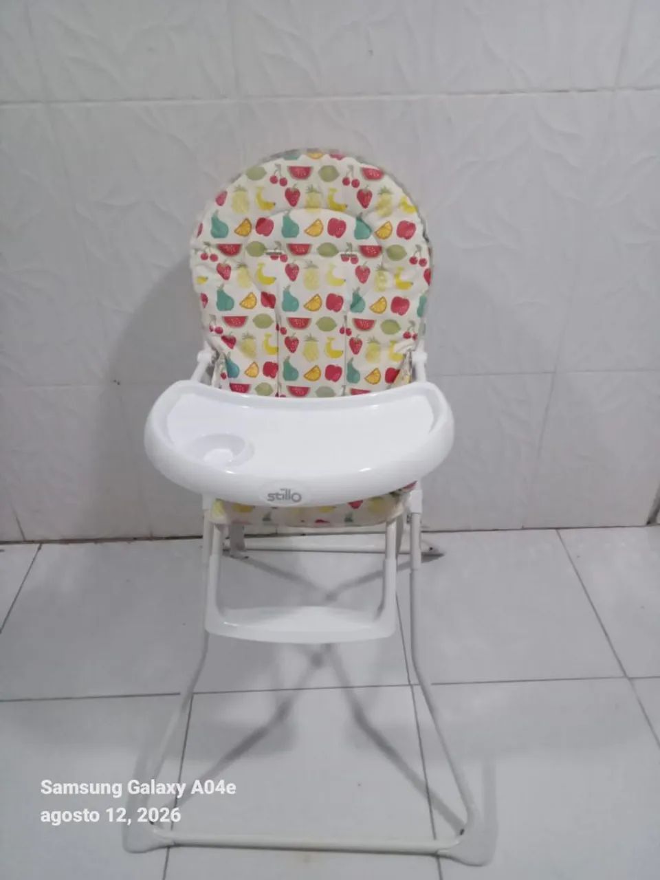 Cadeira de alimentação semi nova 