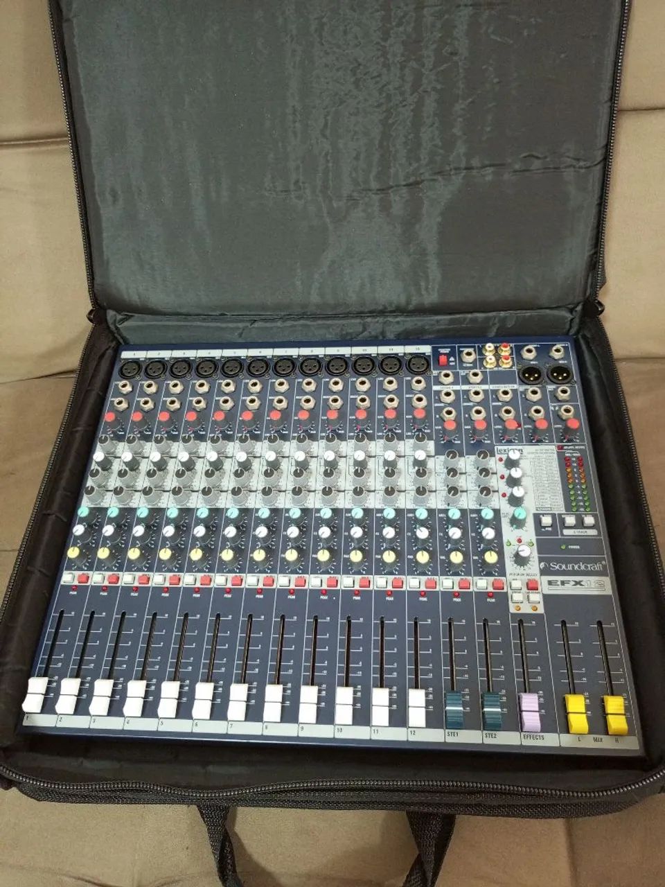 Mesa de Som Soundcraft 