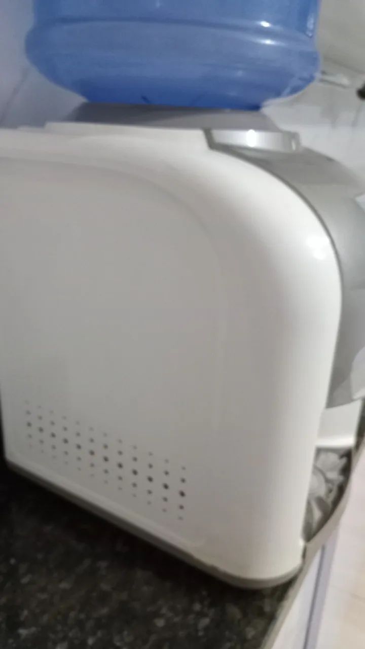 Bebedouro semi novo com água geladinha 