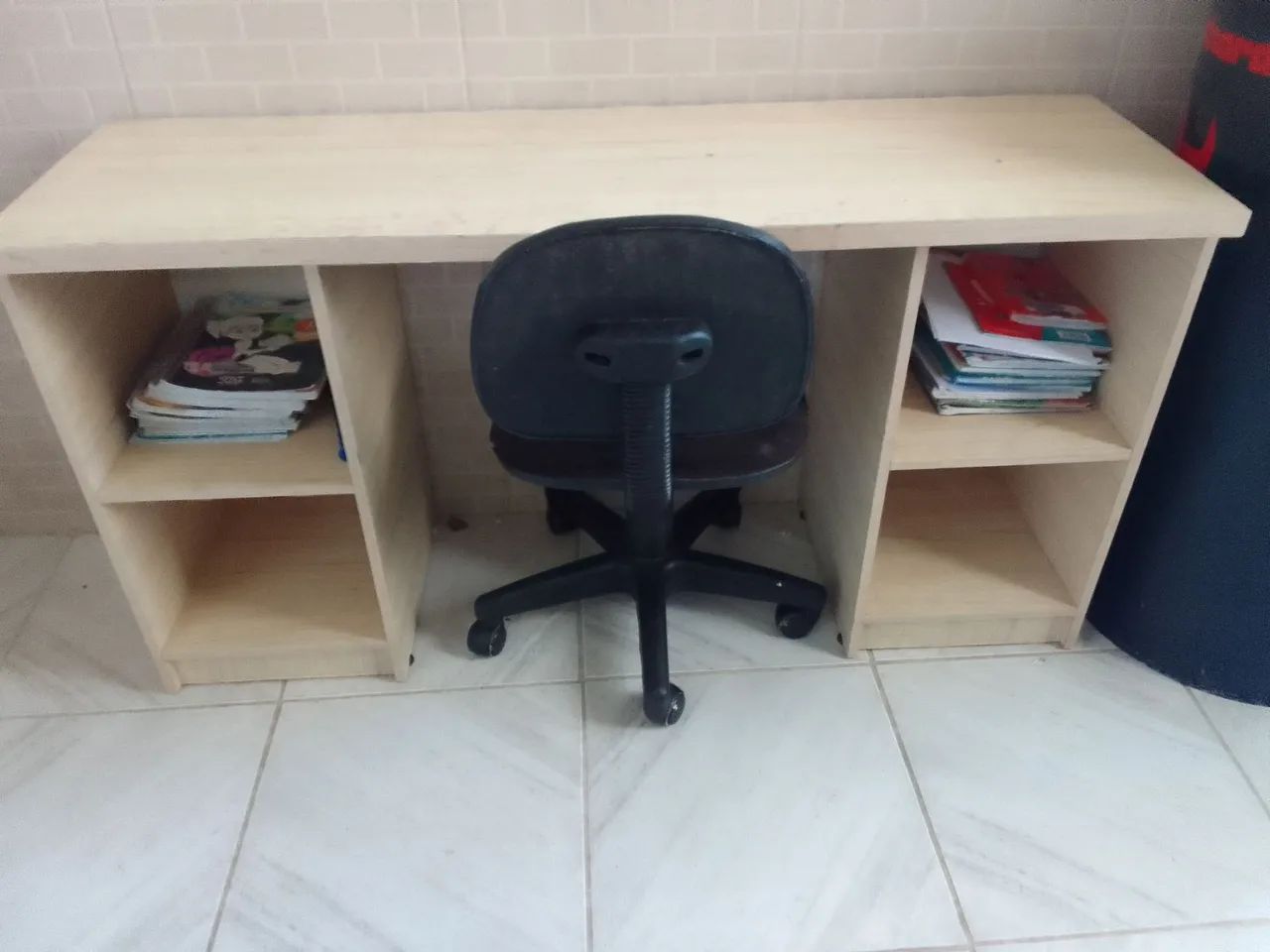 Escrivaninha   com Prateleira e Cadeira Giratória