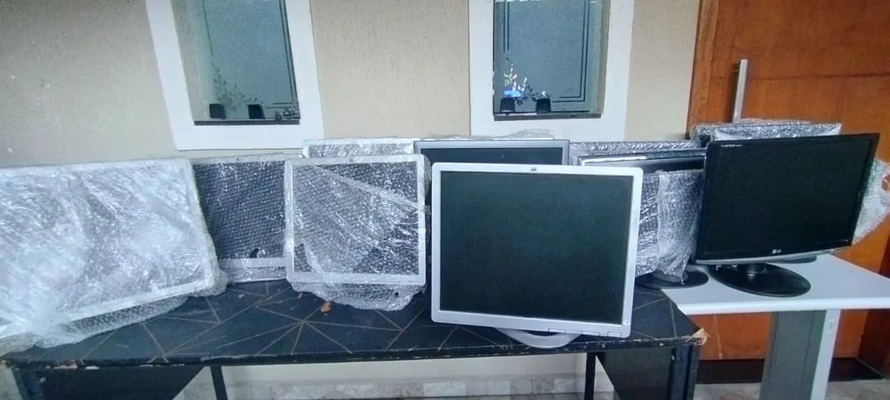 Telas de computadores com teclado e cabo  - Foto 3