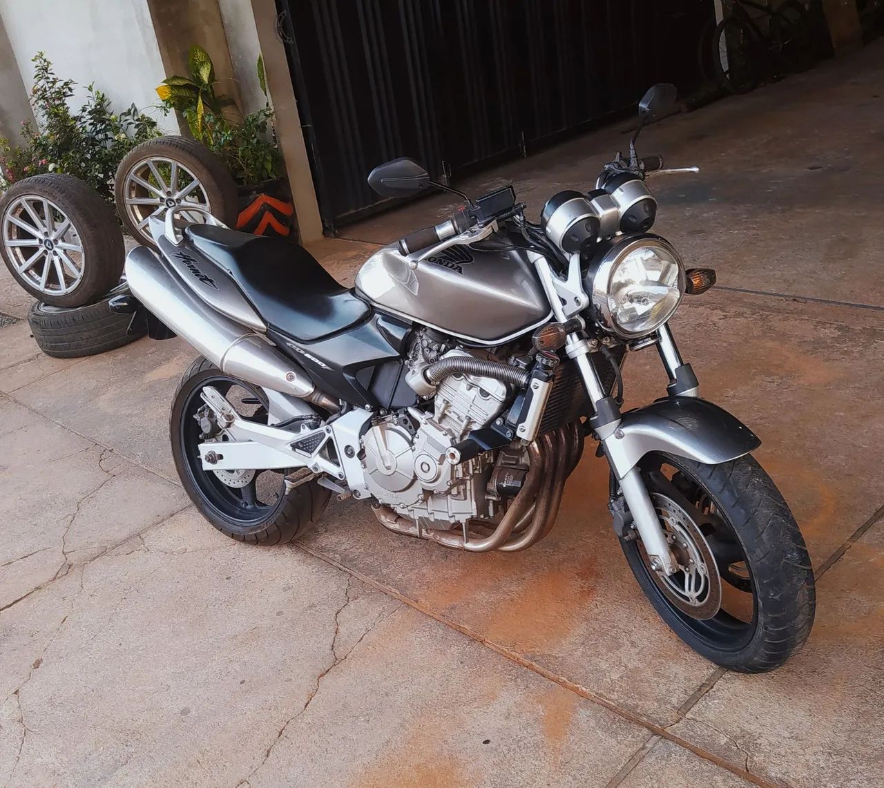 Hornet carburada  - Foto 3