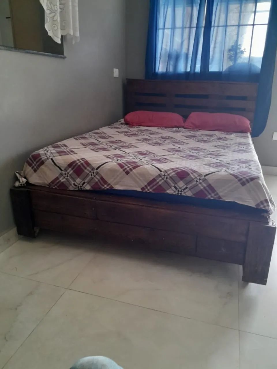 Cama de palletes e colchão 