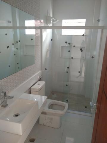 Linda casa com piscina e duas vagas de garagem - Foto 14