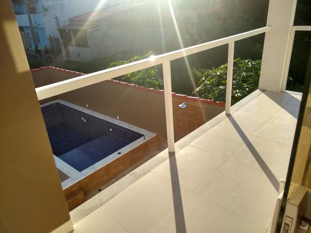 Linda casa com piscina e duas vagas de garagem - Foto 17