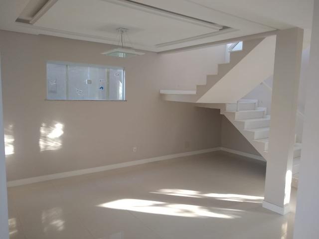 Linda casa com piscina e duas vagas de garagem - Foto 16