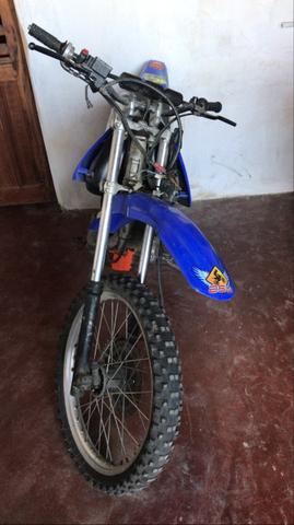 Honda Nx 200 com roupa da crf 230