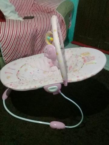 Vende-se balança de bebê que vibra e toca musica