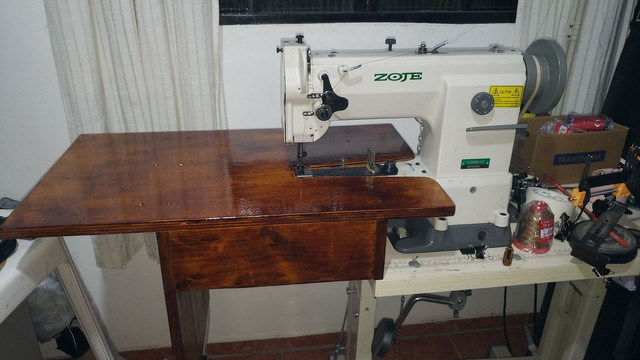 Máquina de costura de braço