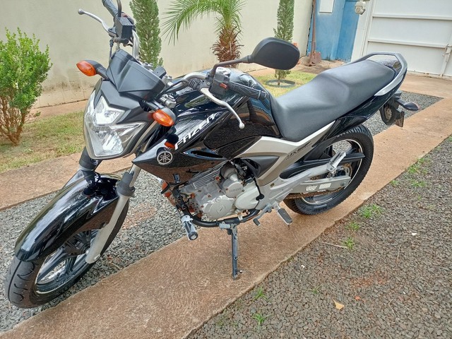 Moto Fazer 250 cc preta