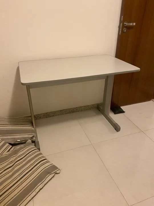 Birô / escrivania em excelente estado de conservação.