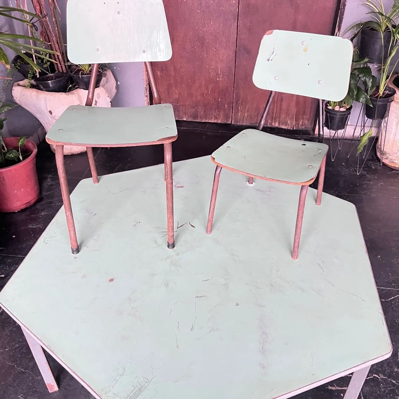 Mesa infantil sextavada em madeira e metal - Foto 4