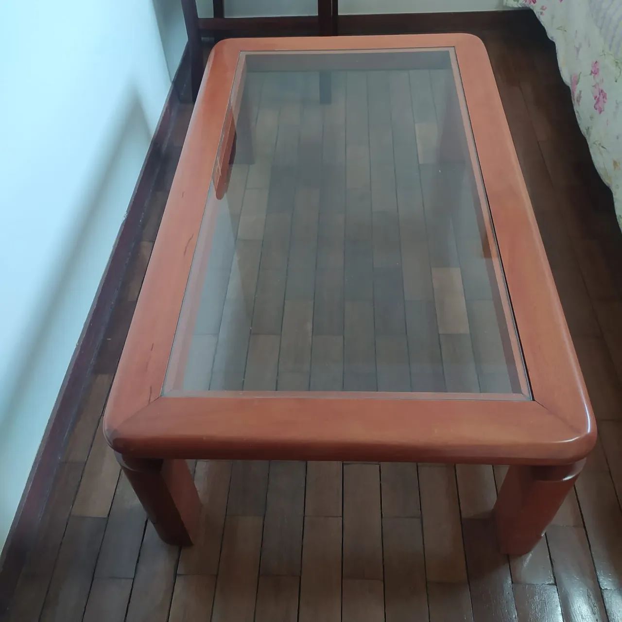 Mesa de centro de madeira com tampo de vidro - Foto 5