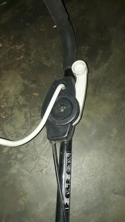 Braço de apoio com acelerador cortador de gramas branco. - Foto 2