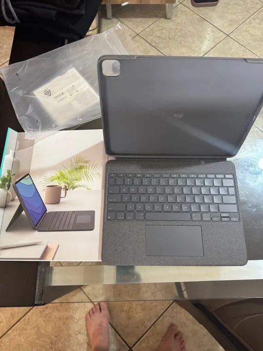 Capa com Teclado Logitech Combo Touch para iPad Pro 12.9" - Foto 3