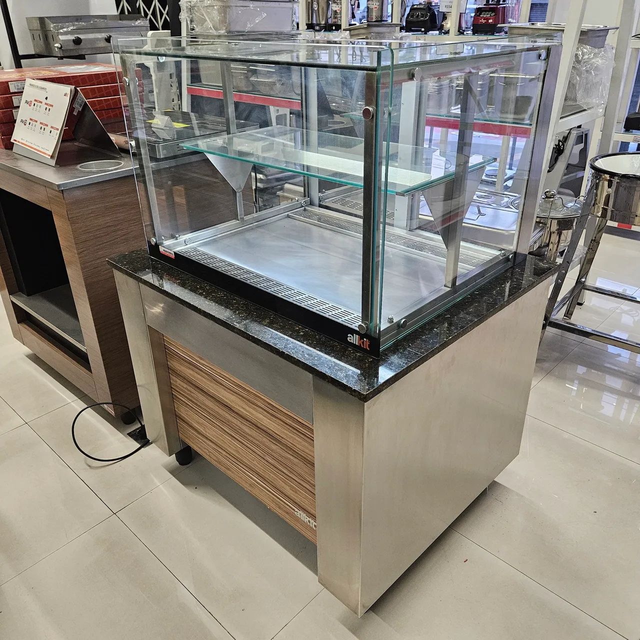 Vitrine refrigerada Ar Forçado Inox, MDF e Granito com Iluminação Led