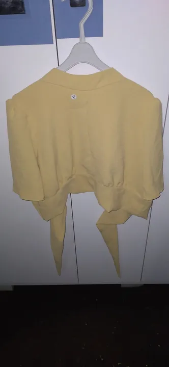  Três Peças de Roupas Novas.