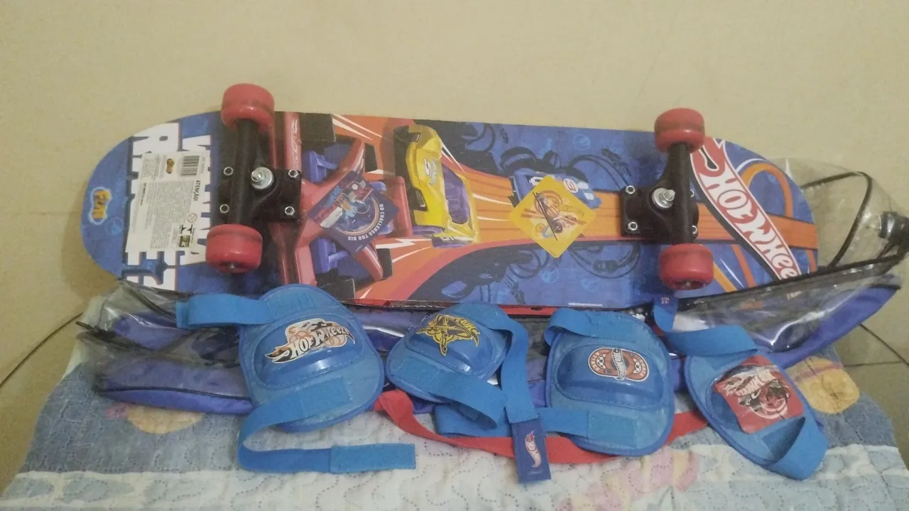 Skate Hot Wheels com Kit de Proteção