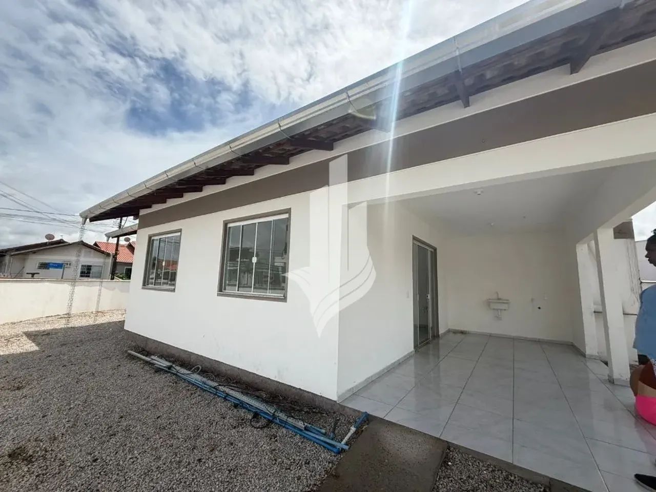 Casa de esquina, 2 dormitórios, 2 vagas de garagem
