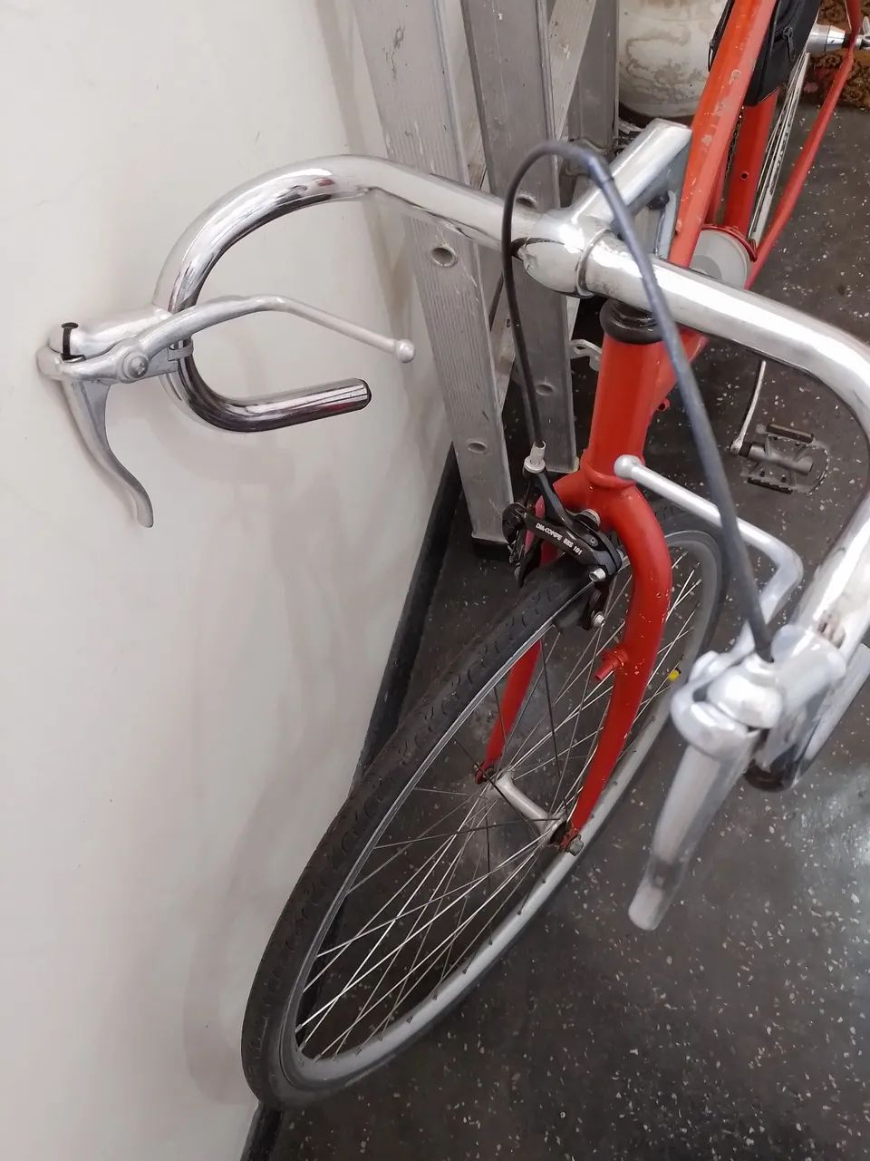 Bicicleta de estrada vermelha