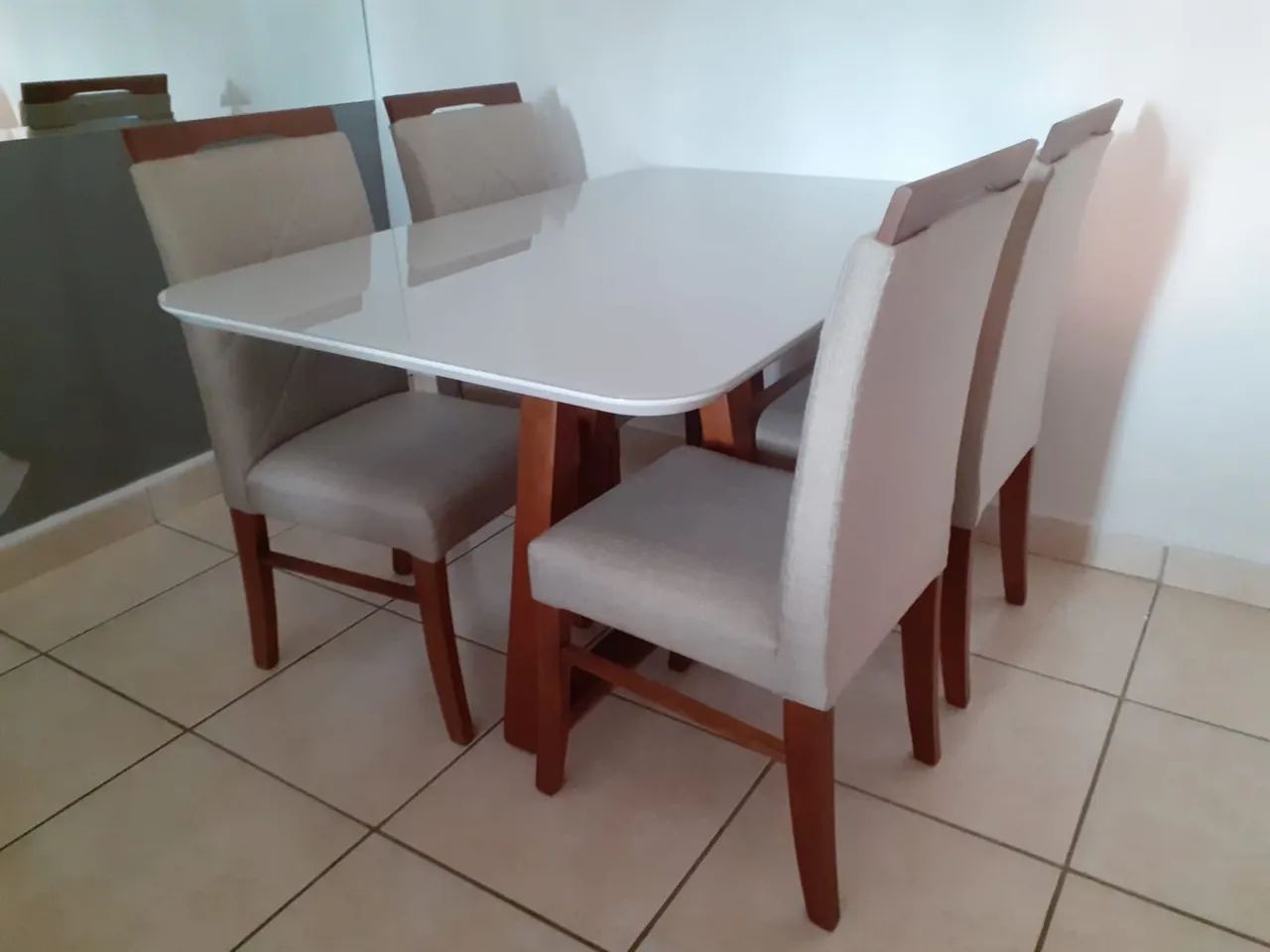 Mesa de Jantar com 4 Cadeiras toda de madeira 