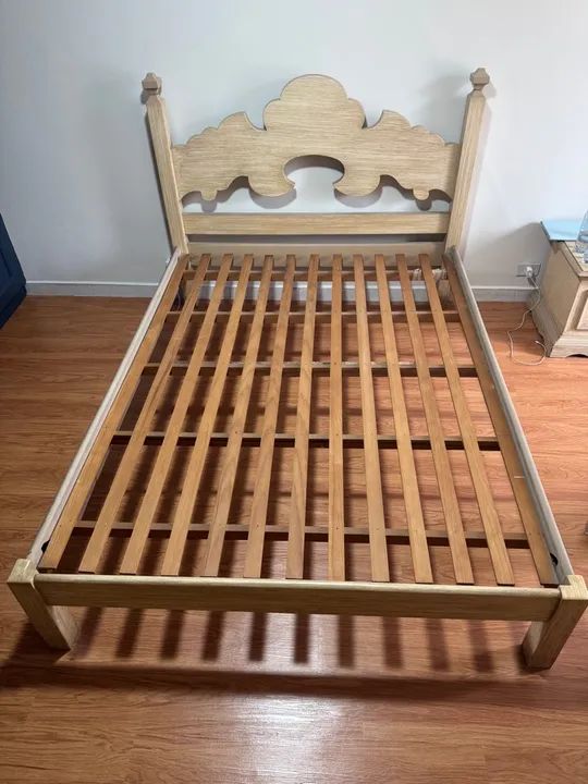 Cama de Madeira com Cabeceira Detalhada