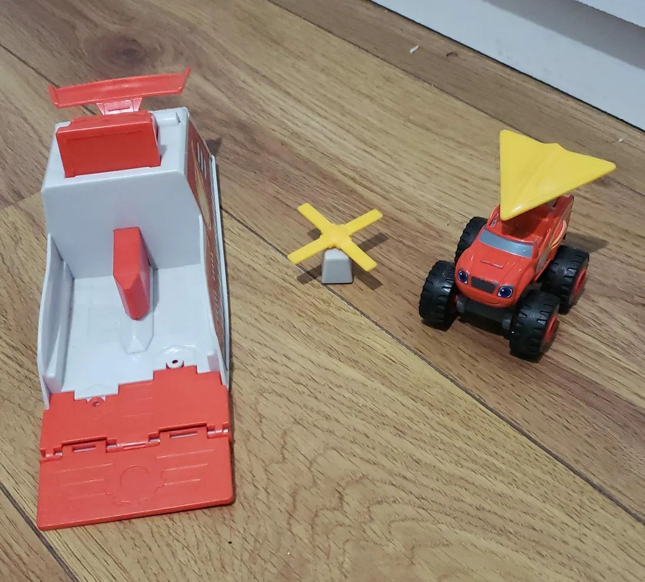 Carrinho Blaze original com lançador e acessórios