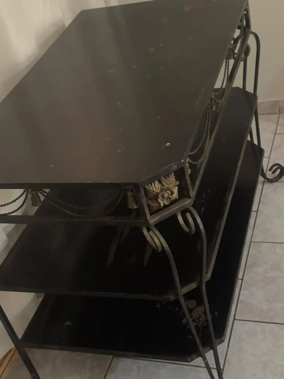 Mesa de centro em ferro com detalhes em dourado - Foto 2