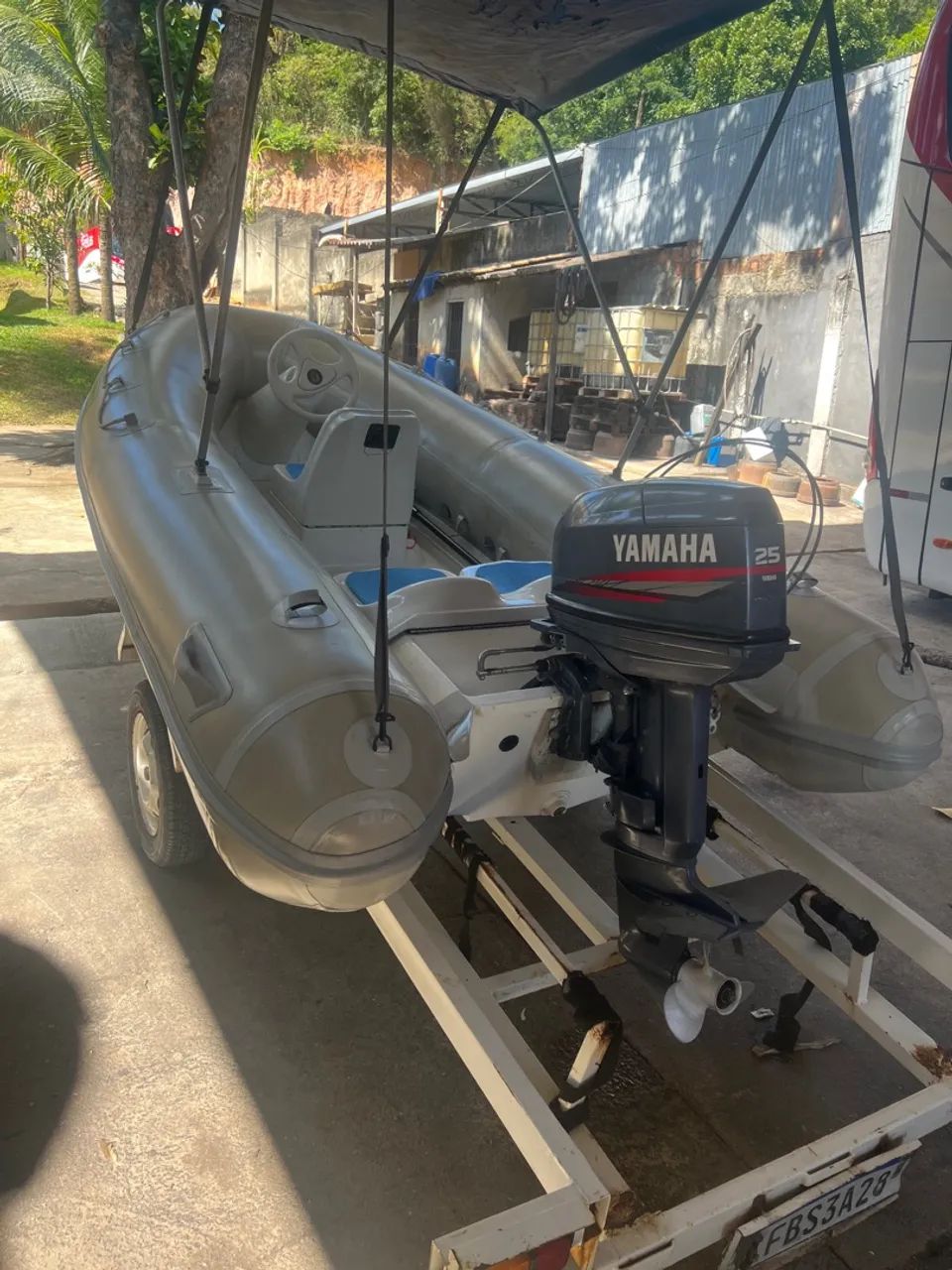 Bote inflável outlander com motor de 25 junto com a carretinha - Foto 2