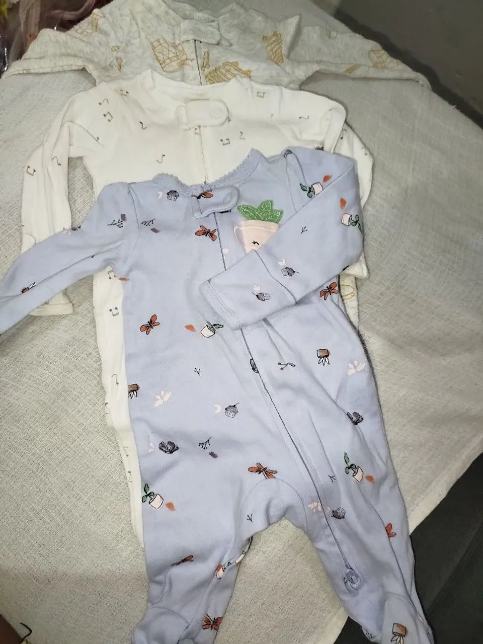 Conjunto de Roupa para Bebê com Detalhes em Cereja - Foto 2
