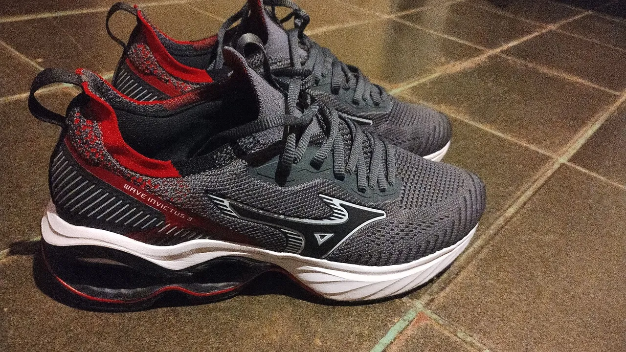 Tênis Mizuno Wave Invictus 3 usado