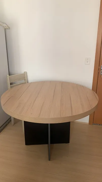 Mesa de Jantar Redonda em Madeira (NÃO ACOMPANHA CADEIRAS)