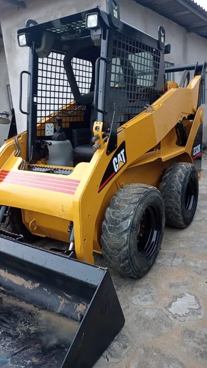 Mini Carregadeira Caterpillar 232B - Foto 2