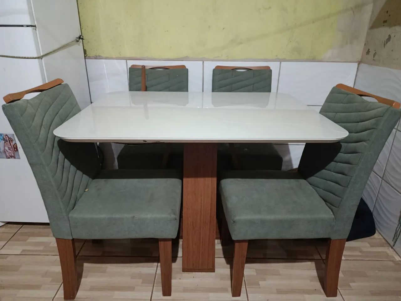 Vendo uma mesa com 4 cadeiras64962115876739120