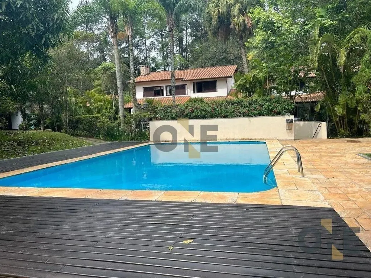Casa com 03 dormitórios, sendo 01 suíte para venda na Granja Viana - Cotia/SP