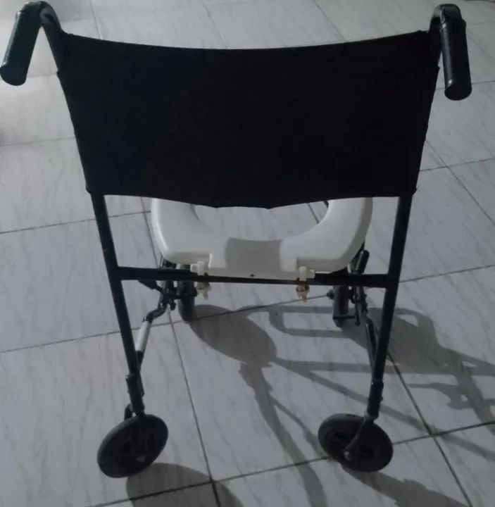 Cadeira de rodas com sanitário banho - Foto 3
