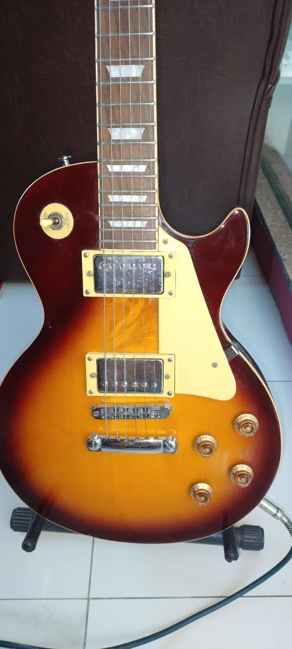 Guitarra Eko modelo Les Paul Sunburst tipo Gibson