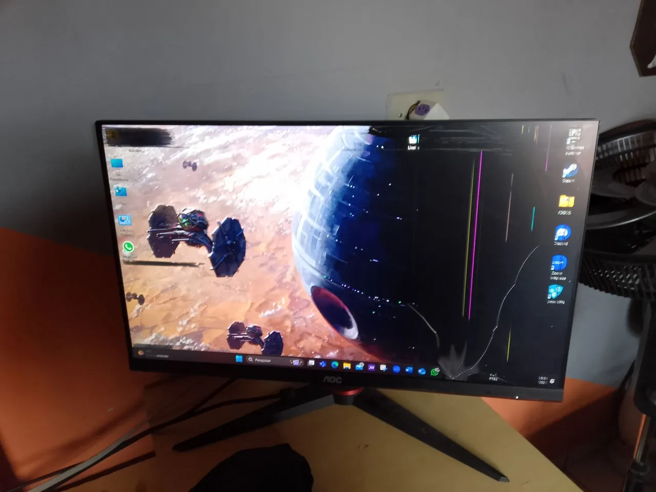Monitor Gamer AOC com tela danificada