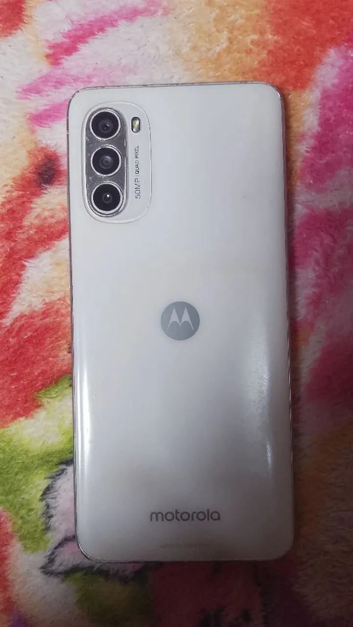 Vendo esse celular moto g 52 todo original nunca foi mexido não tem nem um defeito
