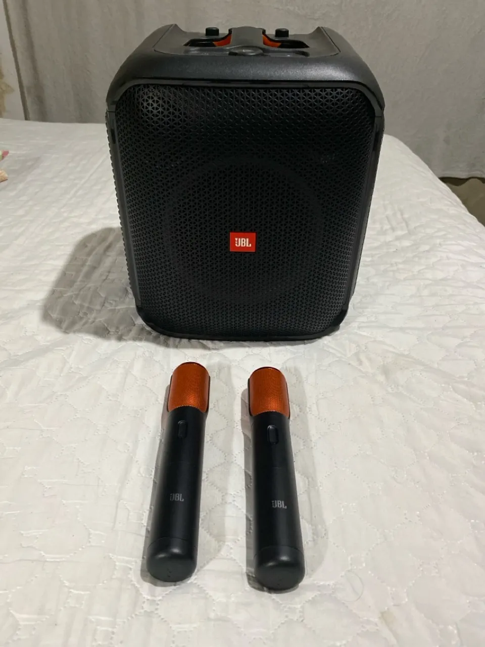 Caixa de Som JBL com Microfones Sem Fio