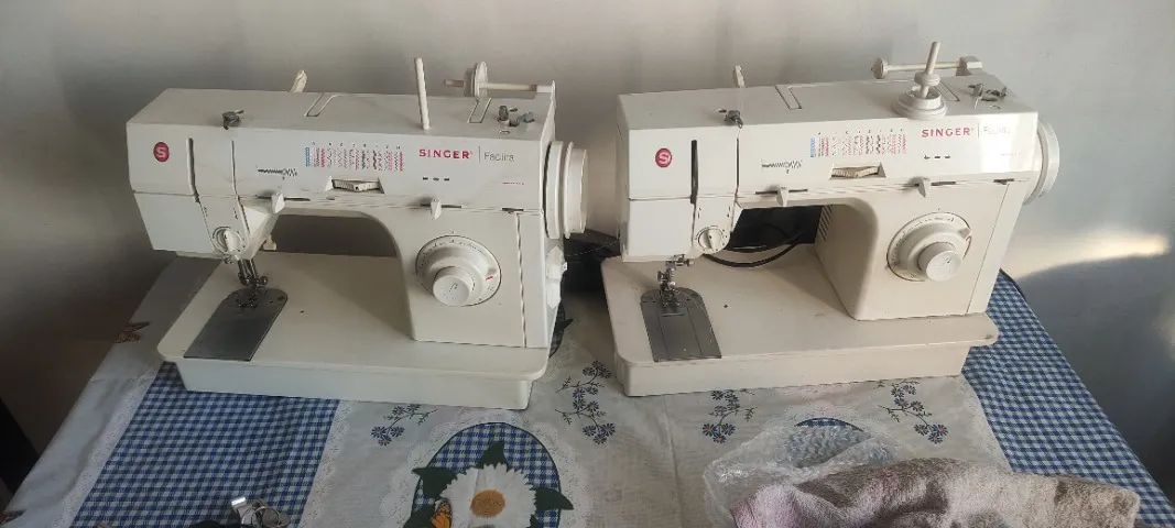  2 Máquinas de costura Singer 