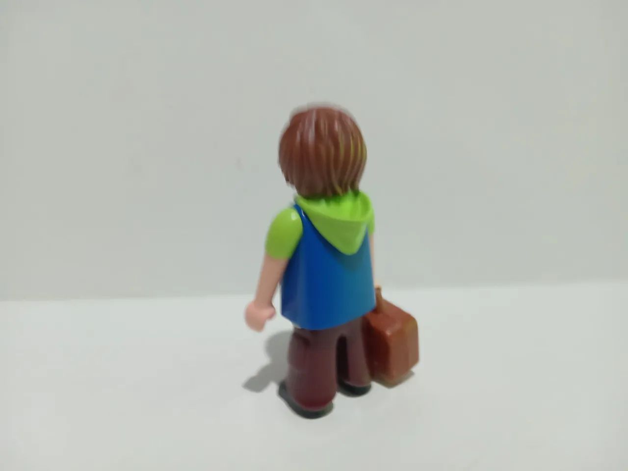 Boneco Playmobil Aventureiro com Mala - Foto 3