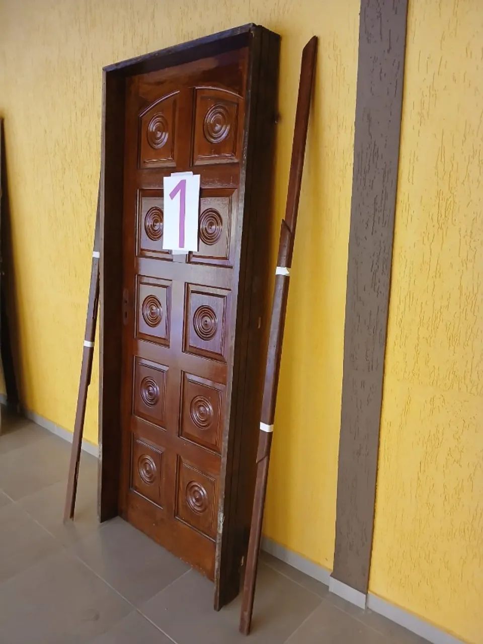 Porta de Madeira Maciça, caixonete, dobradiças e alisar. - Foto 5