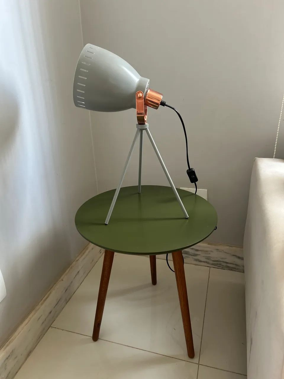 Luminária de Mesa Tripé Cinza e Cobre - 52 cm de altura e 20 cm de largura. 127v