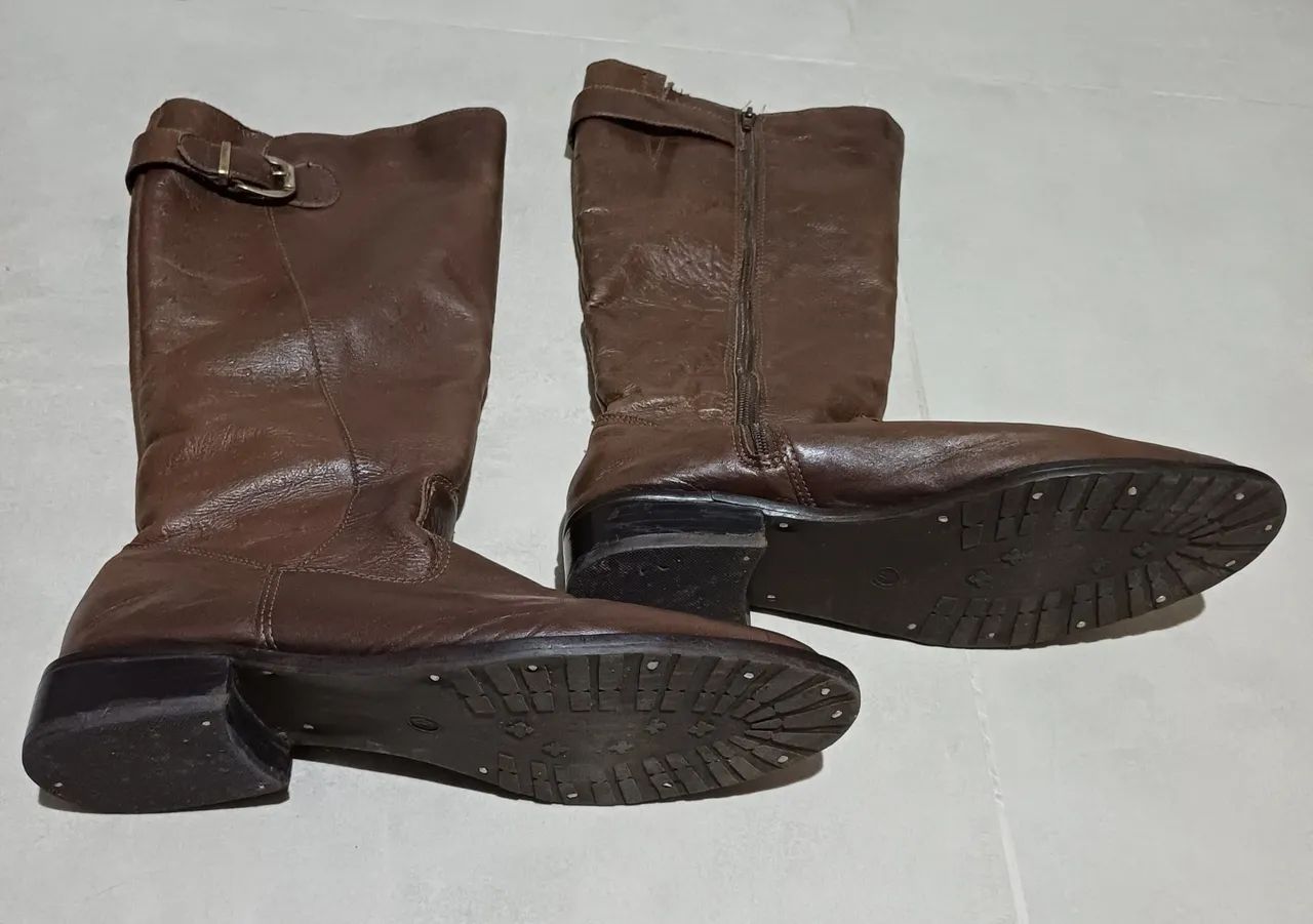 Bota de couro cano longo. - Foto 2