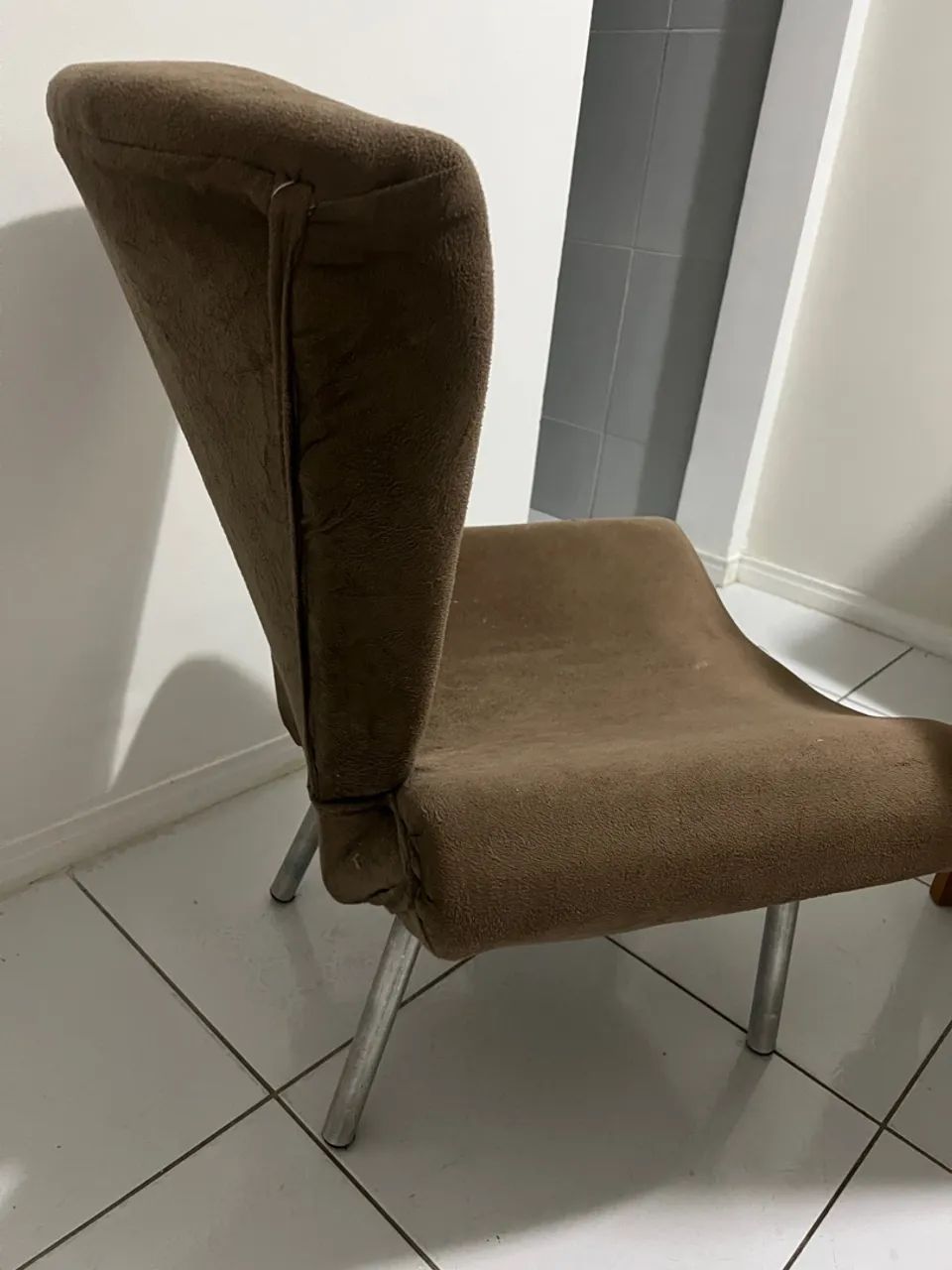 Poltrona moderna em suede marrom - Foto 3