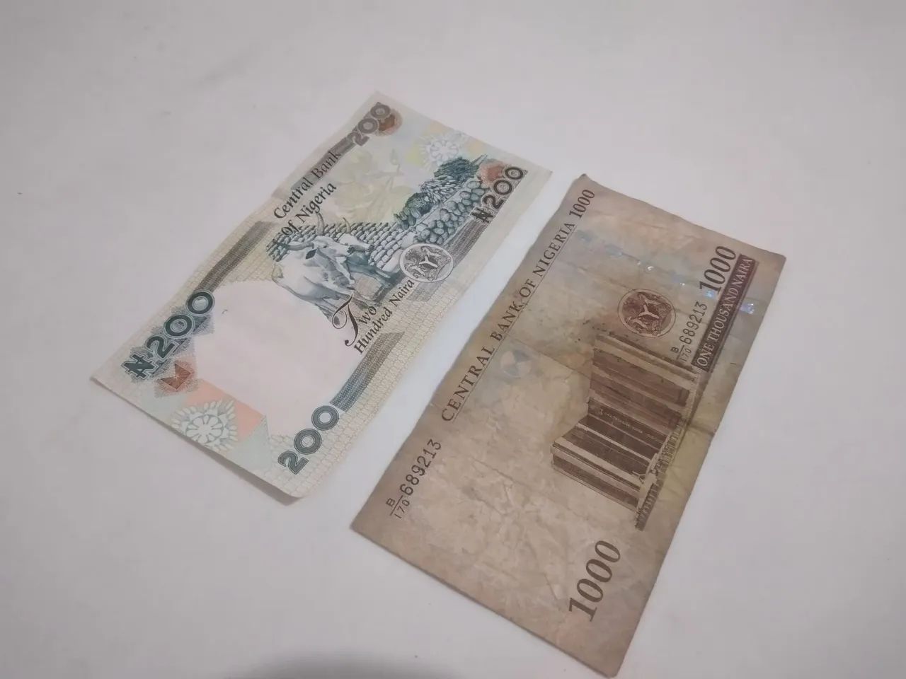 Antigas notas da Nigéria 200 e 1000 Naira - Foto 2