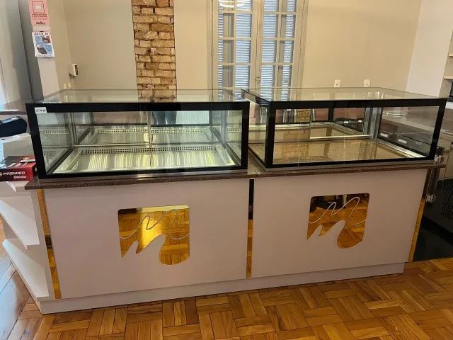 Um conjunto de vitrines/balcões expositores refrigerado & seca interligadas, marca Buzon