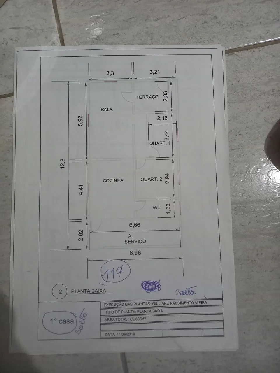 Vende-se três casa no mesmo terreno .