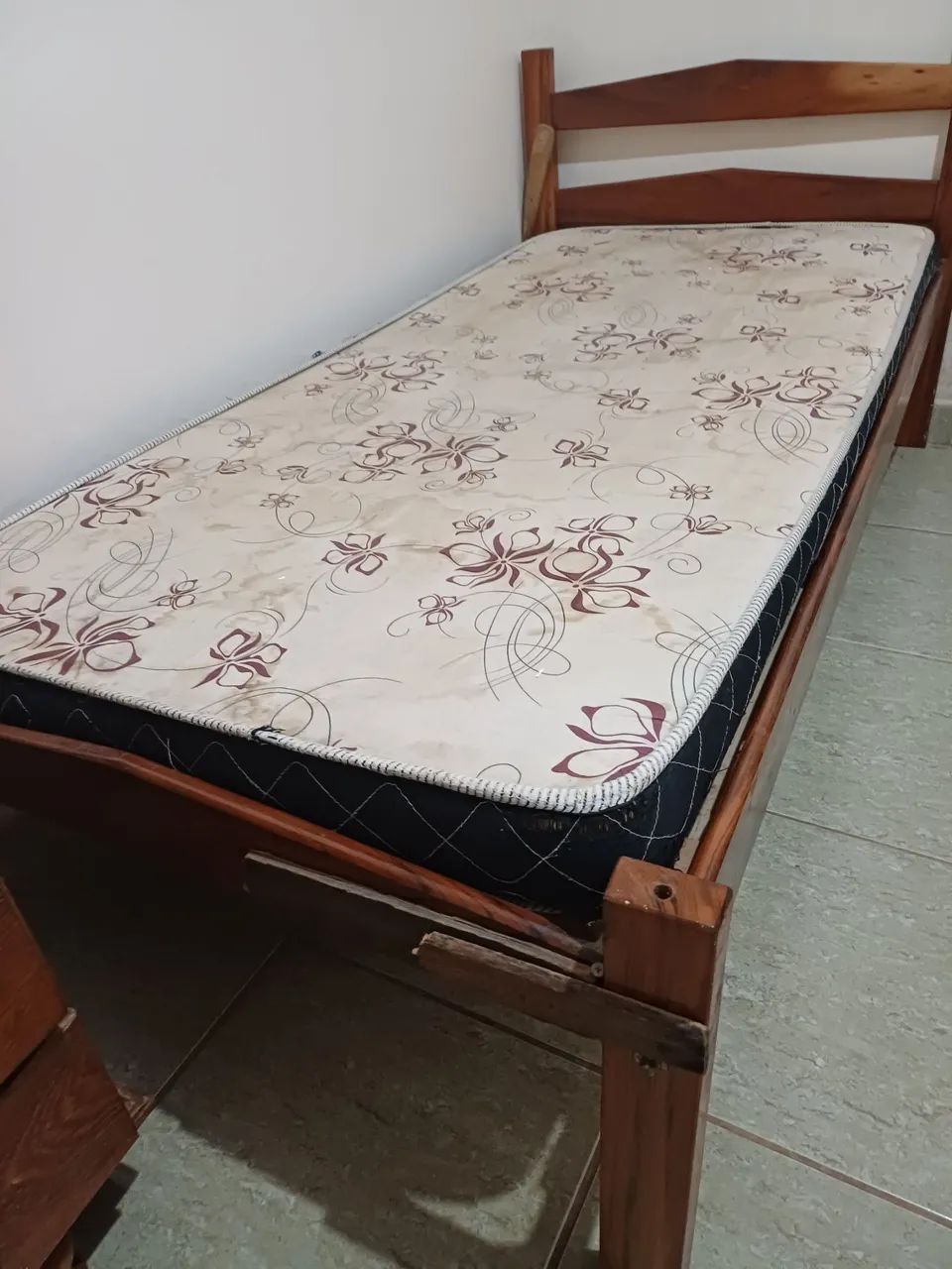 Cama de madeira solteiro 